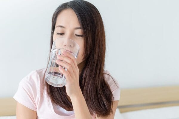 Keuntungan minum air hangat di pagi hari