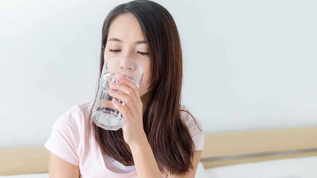 Keuntungan minum air hangat di pagi hari