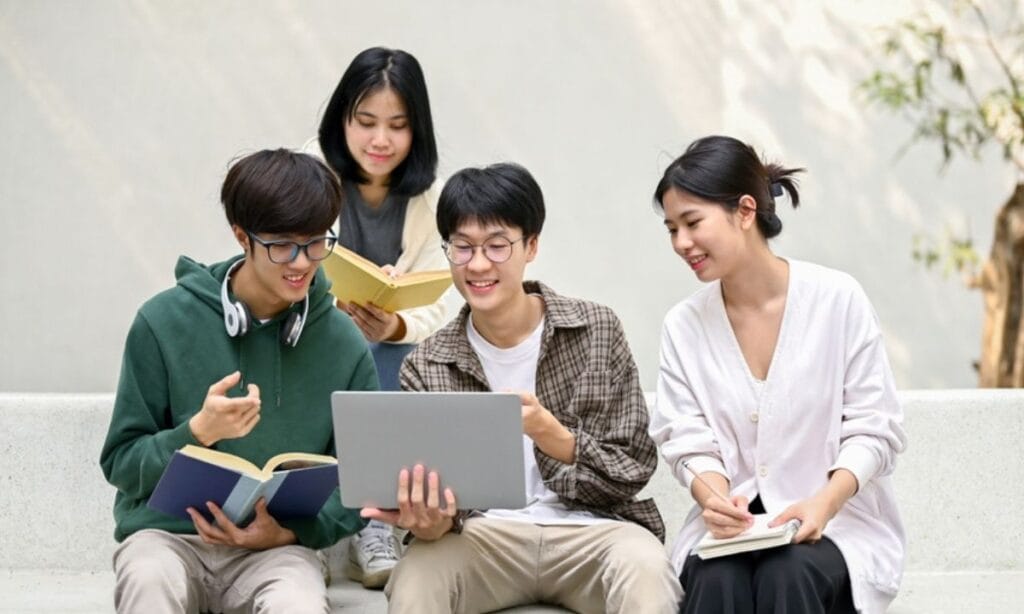 Mahasiswa/i mempertimbangkan pilihan jurusan kuliah dengan serius