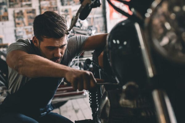Panduan mengganti oli motor sendiri di rumah dengan alat sederhana