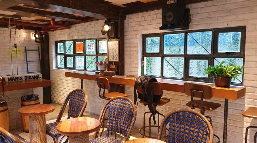 Kafe Kecil Nyaman: Giyanti Coffee Roastery Jakarta - Interior Cozy dengan Tanaman