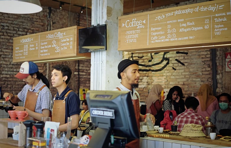 Kafe Kecil Nyaman: Kedai Filosofi Kopi Jakarta - Eksterior Minimalis dan Hangat