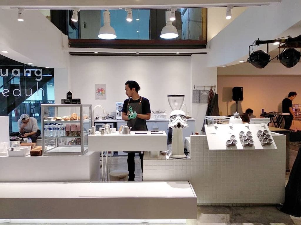 Kafe Kecil Nyaman: Ruang Seduh Jakarta - Barista Meracik Kopi
